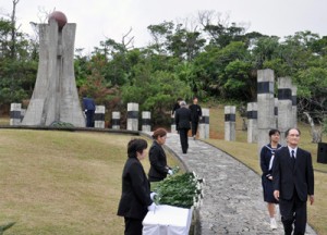 平和の塔に献花する参列者＝１３日、知名町大山野営場