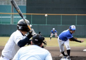 奄美市地区対抗野球の開幕戦＝２２日、名瀬運動公園市民球場