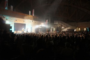 会場を超満員にしたカサリンチュデビュー５周年コンサート（アーマイナープロジェクト提供写真）