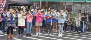 町民を楽しませた和泊小金管バンドのミニ演奏会＝２５日、和泊町のスーパー前