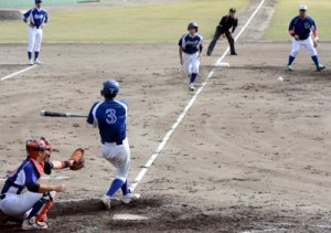 篠原の適時打でフレンドリーが２点目を追加＝１２日、奄美市名瀬運動公園市民球場