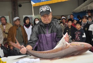 カンパチの解体ショーなどがあった「笠利お魚祭り」＝６日、奄美市笠利町