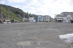 文化会館に替わって防災センターの整備計画が浮上した中央公民館跡地＝８日、瀬戸内町古仁屋