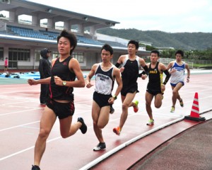 初の奄美合宿で連日練習に励む志學館大学陸上競技部＝２８日、名瀬運動公園（上）、奄美合宿を企画した笠利中出身の森主将