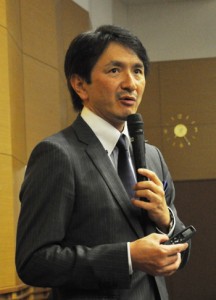 地方創生と離島版ＣＣＲＣをテーマに講演した松田智生氏＝９日、伊仙町