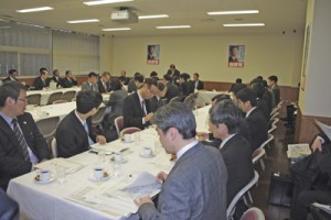 特別委員会の冒頭、あいさつする保岡興治奄振委員長＝８日、自民党本部