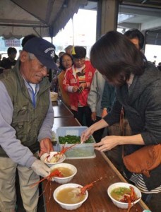 人気を集めたエビ汁の販売コーナー＝２０日、奄美市名瀬の名瀬漁協