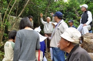 越山一帯の戦跡を見学する参加者＝２０日、和泊町