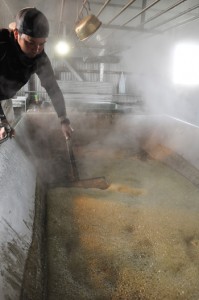 黒糖製造のシーズンを迎えた伊仙町糸木名の製糖工場「きゅらしま黒糖」