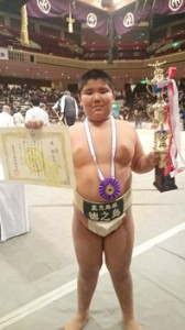 ４年生の部優勝の市来崎大祐＝６日、両国国技館（小林照幸さん提供）