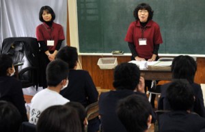 児童がお金の使い方を学んだ消費生活講座＝２２日、奄美市立名瀬小学校