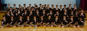 第二種電気工事士試験に全員が合格した機械電気科電気コース３年生と本年度の合格者たち＝２４日、奄美高校