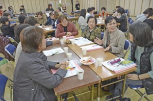 少子化対策に向けて役割を確認し合った全体会＝１４日、奄美市