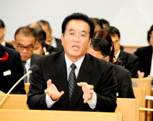 県議会産業経済委員会でミカンコミバエの被害の現状と今後の対応策について意見を述べる元井孝信さん＝１１日、県議会庁舎