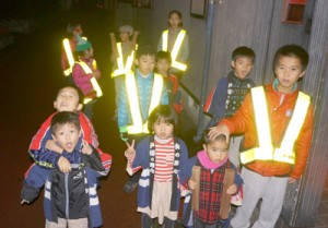 地区内を巡回して火の用心を呼び掛ける春日子ども会＝２８日、瀬戸内町