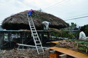 ふき替え作業が進む住吉の高倉＝３日、知名町