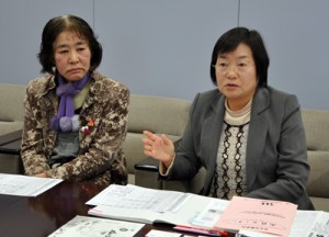 「鹿児島県の女性議員を１００人にする会」の立ち上げを発表する平神純子・南さつま市議（右）ら＝８日、県庁