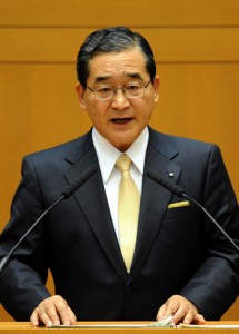 次期県知事選に４選を目指して立候補すると正式表明する伊藤祐一郎知事＝２日、県議会庁舎