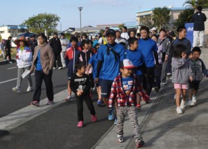 目標の距離を目指してスタートした参加者ら＝２０日、伊仙町