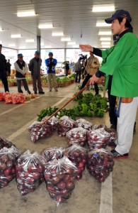 ミカンコミバエの早期根絶を祈った名瀬中央青果の初競り＝５日、奄美市名瀬