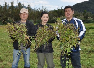 「新ソバの産地にしたい」と意気込む伊波支部長（右）ら＝９日、奄美市住用町