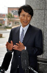 次期知事選に立候補する意向を表明する三反園訓氏＝２０１５年１２月３１日、県庁前