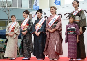 前「紬美人」からたすきを受け継いだ（左２人目から右へ）原永さん、碩さん、石岡さん＝５日、奄美市名瀬