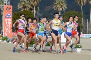 隼人運動場をスタートする大島地区の久保（左）と各地区の選手たち＝３１日、霧島市