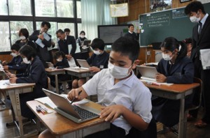 タブレット端末を使って練習問題に取り組む児童ら＝２８日、母間小学校