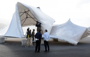 強風で鉄骨が折れ曲がったテント＝１８日、奄美市の名瀬観光船バース