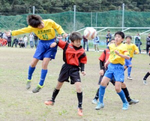 【Ａ決勝・ＦＣ朝日―ＡＦＣ】前半終了間際、コーナーキックを頭で押し込むＦＣ朝日の久保亜斗夢＝３１日、奄美市の古見方多目的広場