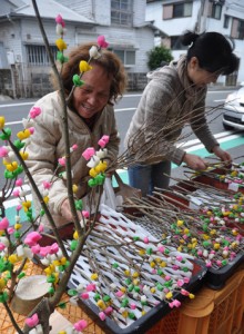 店先に並べられた色鮮やかなナリムチ＝１２日、奄美市名瀬井根町