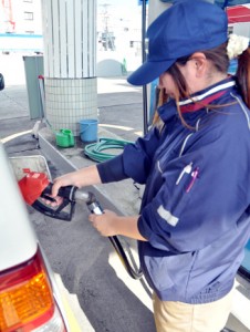 ガソリン値下げが続いている給油所＝１６日、奄美市名瀬