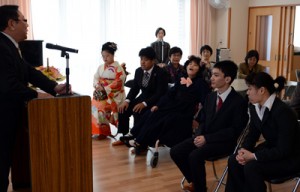 のぞみ園を卒園した新成人５人の門出を祝福したお祝い会＝１０日、奄美市名瀬