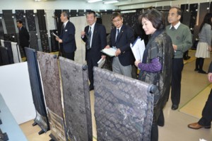 １１８点の出品があった「紬産地まつり」審査＝２２日、奄美市名瀬の紬会館