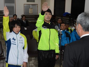 堂々と選手宣誓する（右から）岸田賢吾、平島美来の両選手＝１９日、大島支庁の奄美会館