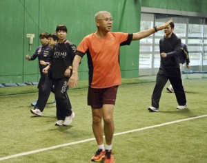 受講生を指導する尾尻さん（中央）＝３０日、名瀬運動公園サンドーム