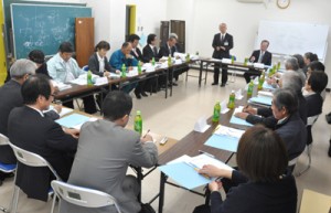 「生涯活躍のまち（離島版ＣＣＲＣ）構想検討会」の初会合＝１５日、伊仙町