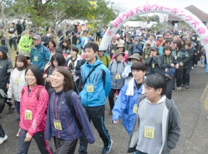 過去最多の８０４人が参加したまほろば大和ウオーキング大会＝３１日、大和村の奄美フォレストポリス