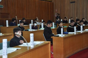 松くい虫対策など地域課題についてさまざまな質問が出たひかり議会＝６日、奄美市議会本会議場
