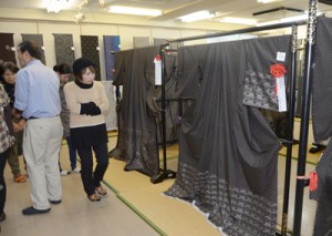 一般公開が始まった審査会入賞作品展＝２９日、奄美市