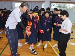 生徒たちが介護の仕事の役割や魅力について理解を深めた県老人保健施設協会主催の訪問授業＝１２日、奄美市名瀬の小宿中