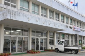 野球賭博の疑いで職員が逮捕された伊仙町役場の庁舎＝８日