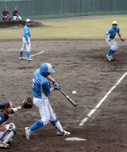 五回、逆転の２点適時打を放つ大和高田ク４番の廣井＝２３日、名瀬運動公園市民球場