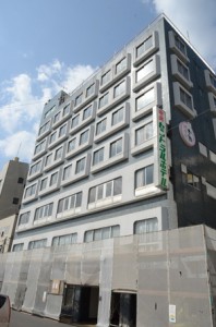 改装工事が進むホテル施設＝９日、奄美市