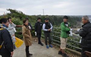 集落の観光拠点を巡って魅力を探った勉強会＝２４日、伊仙町