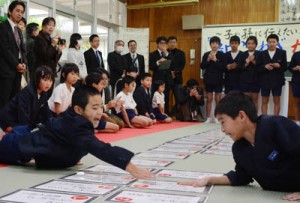  児童たちが元気いっぱいに札を取り合った島口ことわざかるた大会＝１８日、奄美市住用町の東城小中学校