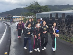 雨がやんで、おしゃべりを楽しみながら歩く姿も見られた＝７日、宇検村 