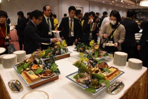 披露会で「かごしまの味」を試食する来場者＝１６日、鹿児島市新照院町