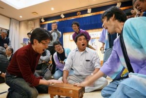 大いに盛り上がった第３回宇検村新春ナンコ大会＝１３日、宇検村湯湾（提供写真）